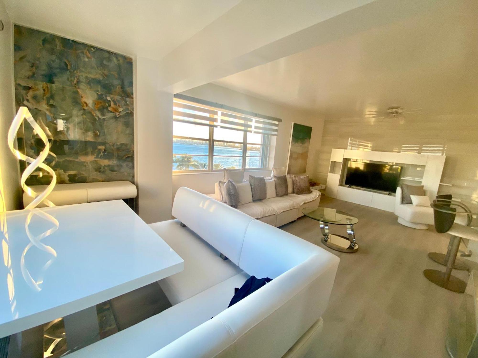 Panoramic Luxurious Waterfront One Bedroom Apartment With Miami Skyline View Free Parking 5Min Drive To ميامي بيتش المظهر الخارجي الصورة