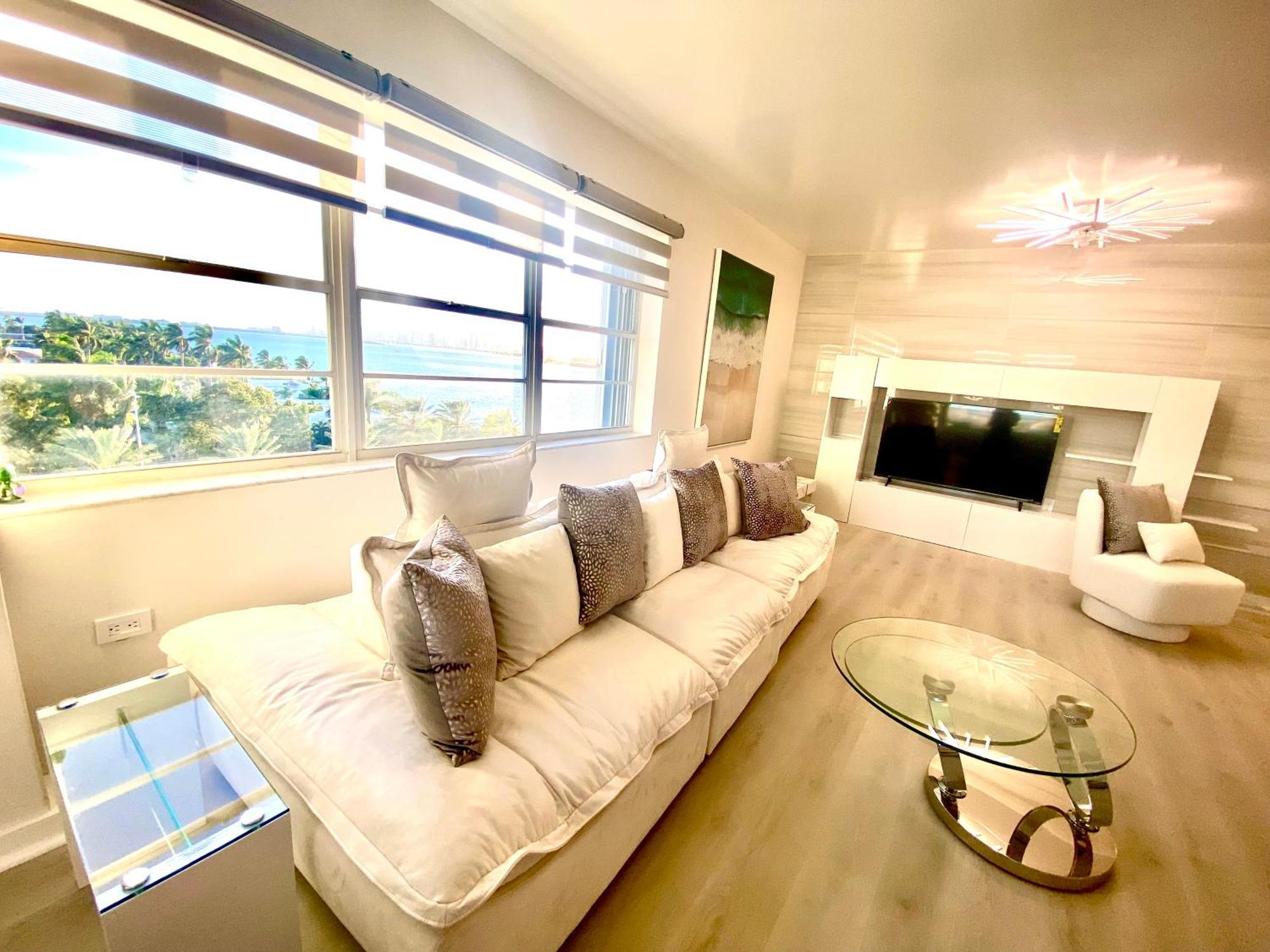 Panoramic Luxurious Waterfront One Bedroom Apartment With Miami Skyline View Free Parking 5Min Drive To ميامي بيتش المظهر الخارجي الصورة